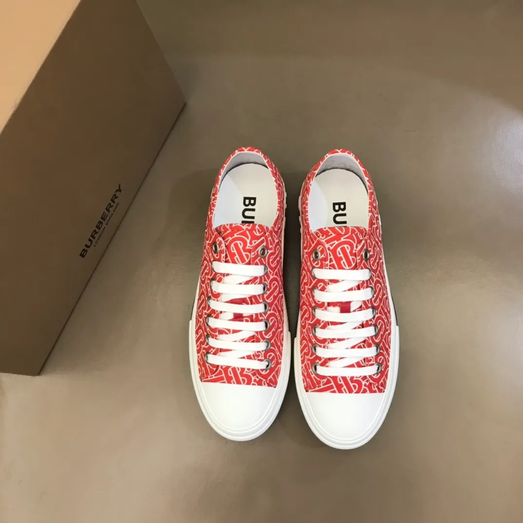 Men's Shoes 💰380 B's men's classic low-top sneakers are reinterpreted in Vintage checkered cotton material and decorated with a new brand logo. First-grain cowhide lining, embossed Burberry lettering logo on the heel, original outsole! 38-46